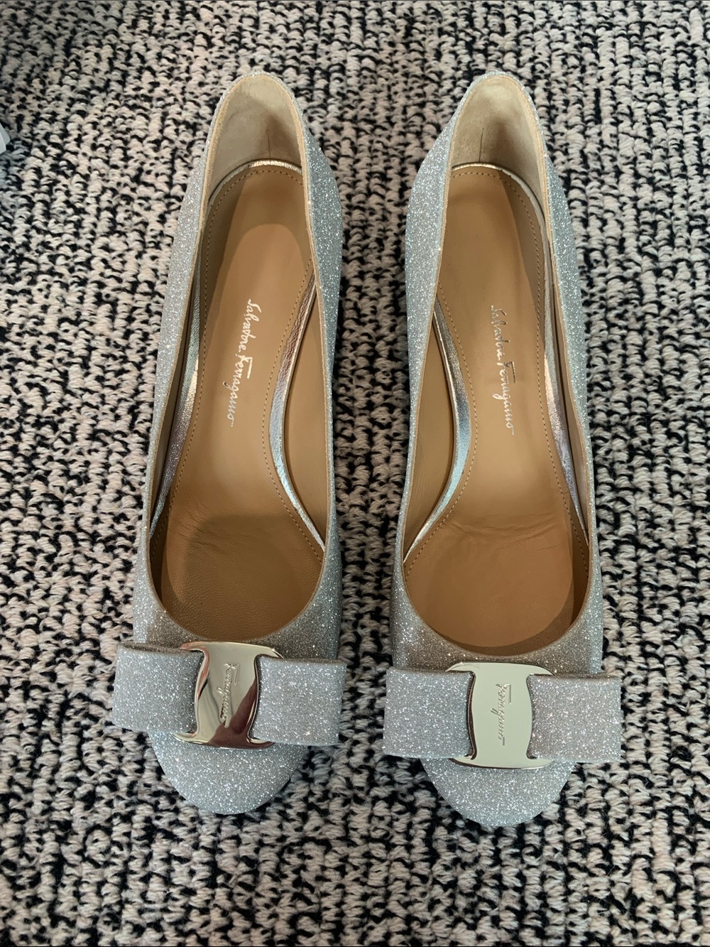 NWT Salvatore Ferragamo Silver Glitter Vara Bow Flatse. Size 71/2